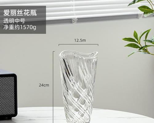 水晶中的百合花象征着什么？它在装饰品中传递了哪种信息？