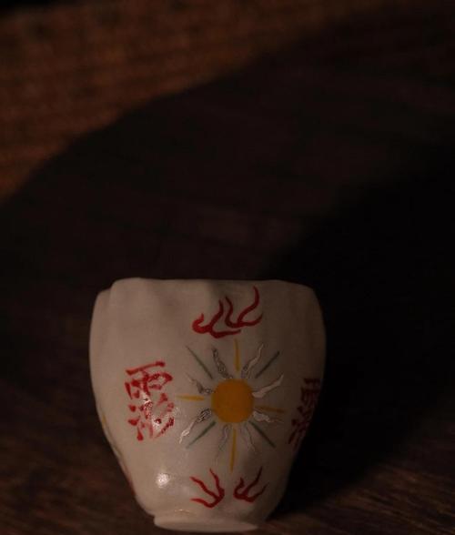 杯子放花寓意什么？这种装饰方式有何象征意义？